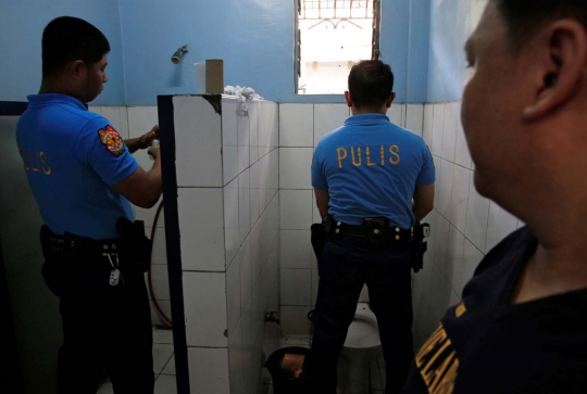 Wajah tegang polisi di Filipina jalani tes urine narkoba