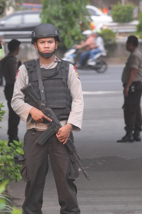 Polisi bersenjata lengkap perketat keamanan Mapolda Metro Jaya