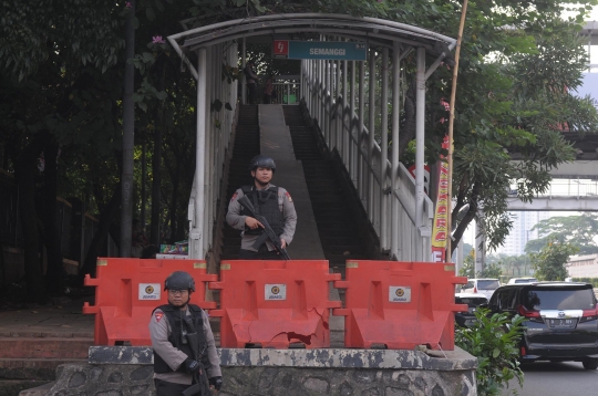 Polisi bersenjata lengkap perketat keamanan Mapolda Metro Jaya