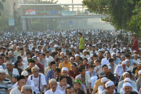 Ribuan jemaah salat Idul Fitri padati jalanan Jatinegara