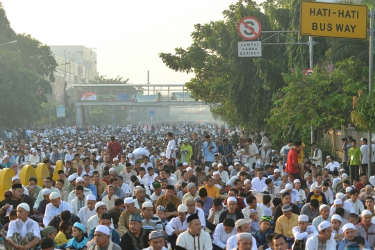 Ribuan jemaah salat Idul Fitri padati jalanan Jatinegara