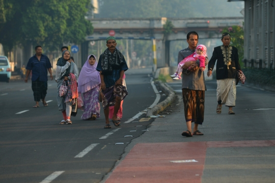 Ribuan jemaah salat Idul Fitri padati jalanan Jatinegara