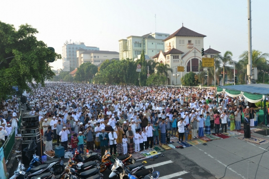 Ribuan jemaah salat Idul Fitri padati jalanan Jatinegara