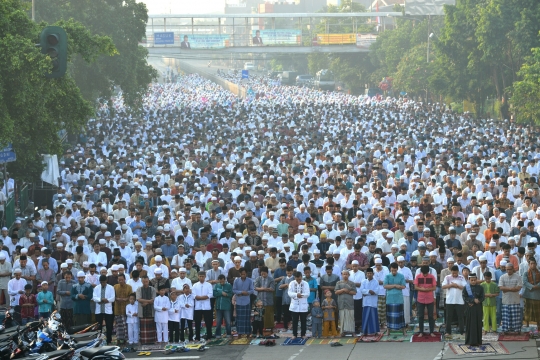 Ribuan jemaah salat Idul Fitri padati jalanan Jatinegara