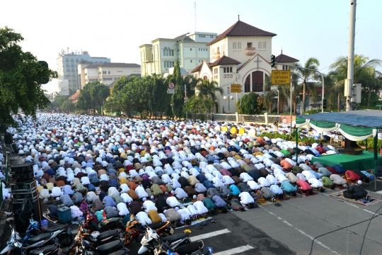 Ribuan jemaah salat Idul Fitri padati jalanan Jatinegara