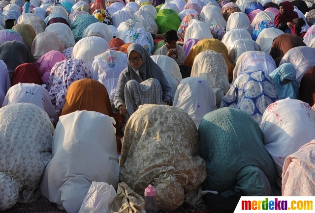 Foto : Suasana khidmat salat Idul Fitri di Masjid Al 