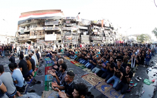 Meratapi muslim Syiah dan Sunni Irak salat Id di lokasi serangan bom