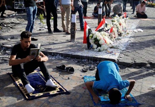 Meratapi muslim Syiah dan Sunni Irak salat Id di lokasi serangan bom