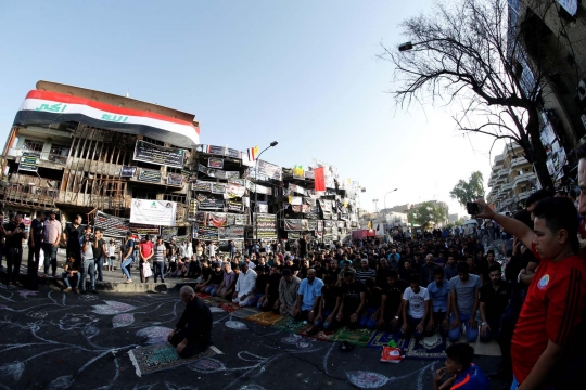 Meratapi muslim Syiah dan Sunni Irak salat Id di lokasi serangan bom