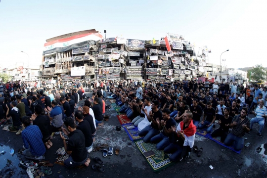 Meratapi muslim Syiah dan Sunni Irak salat Id di lokasi serangan bom