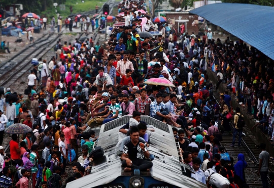 Aksi nekat warga Bangladesh saat mudik ini bikin geleng kepala