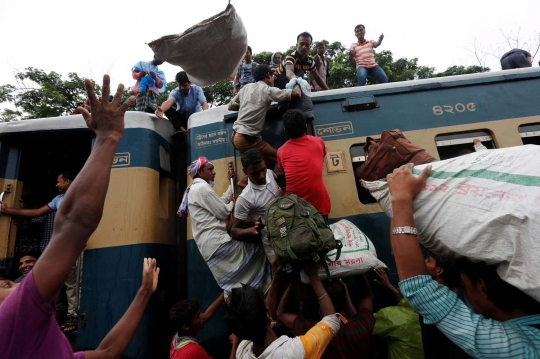 Aksi nekat warga Bangladesh saat mudik ini bikin geleng kepala