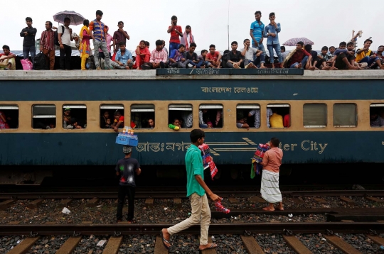 Aksi nekat warga Bangladesh saat mudik ini bikin geleng kepala