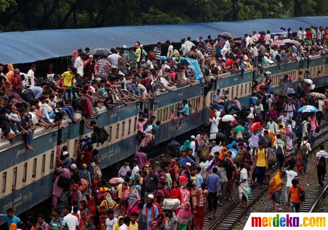 Foto : Aksi nekat warga Bangladesh saat mudik ini bikin 