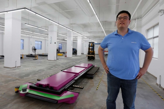 Canggihnya robot 'tukang parkir' buatan China