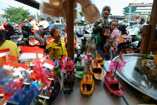 Lebaran, pusat mainan Pasar Gembrong diserbu pembeli