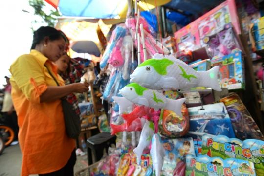 Lebaran, pusat mainan Pasar Gembrong diserbu pembeli