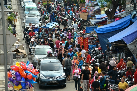 Lebaran, pusat mainan Pasar Gembrong diserbu pembeli