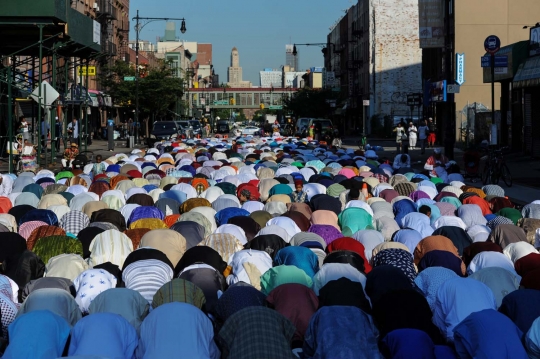 Penampakan muslim AS padati jalanan New York untuk salat Id