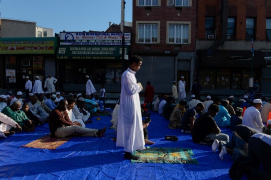 Penampakan muslim AS padati jalanan New York untuk salat Id