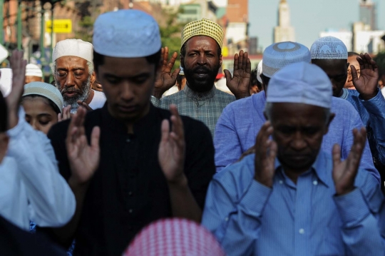 Penampakan muslim AS padati jalanan New York untuk salat Id