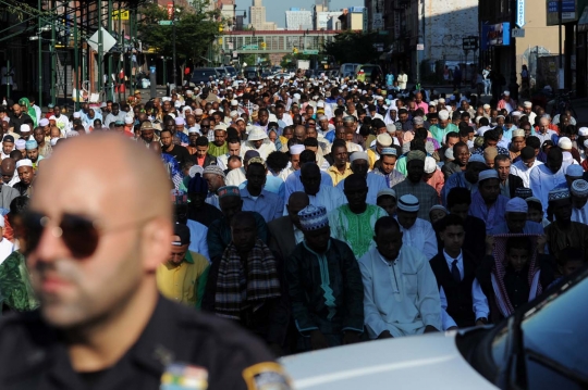 Penampakan muslim AS padati jalanan New York untuk salat Id