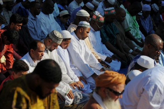 Penampakan muslim AS padati jalanan New York untuk salat Id
