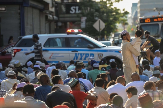 Penampakan muslim AS padati jalanan New York untuk salat Id