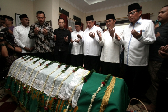 Tokoh nasional melayat jenazah Husni Kamil Manik di rumah duka