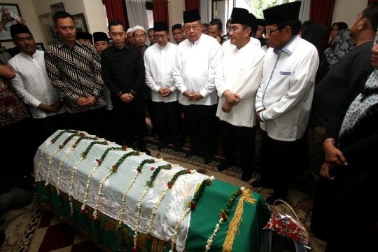 Tokoh nasional melayat jenazah Husni Kamil Manik di rumah duka