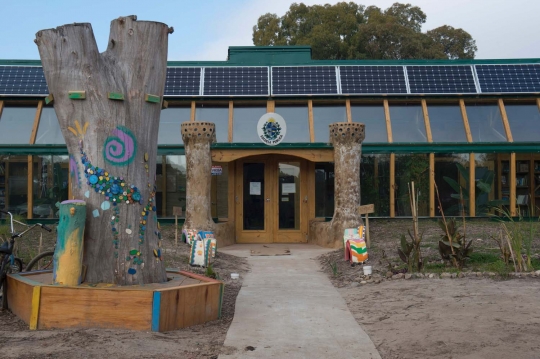 Intip kenyamanan sekolah ramah lingkungan Earthship pertama di dunia