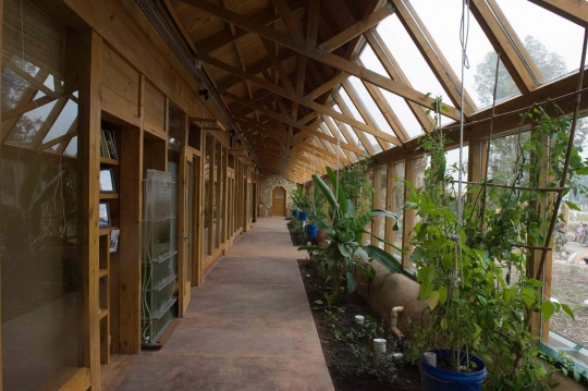 Intip kenyamanan sekolah ramah lingkungan Earthship pertama di dunia