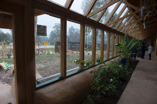 Intip kenyamanan sekolah ramah lingkungan Earthship pertama di dunia