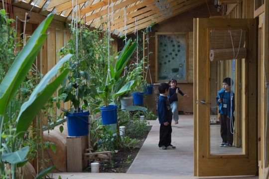 Intip kenyamanan sekolah ramah lingkungan Earthship pertama di dunia