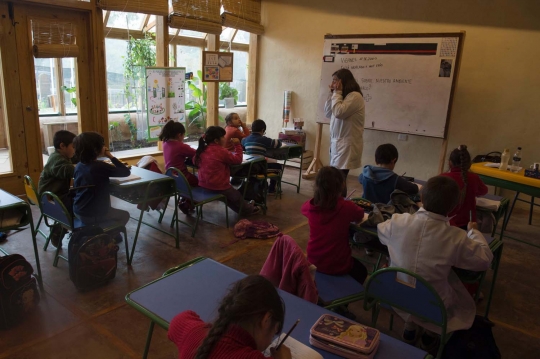 Intip kenyamanan sekolah ramah lingkungan Earthship pertama di dunia