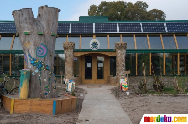 Foto : Intip kenyamanan sekolah ramah lingkungan Earthship ...