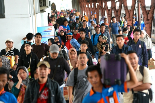 Arus balik Lebaran, ribuan pemudik tiba di Stasiun Pasar Senen