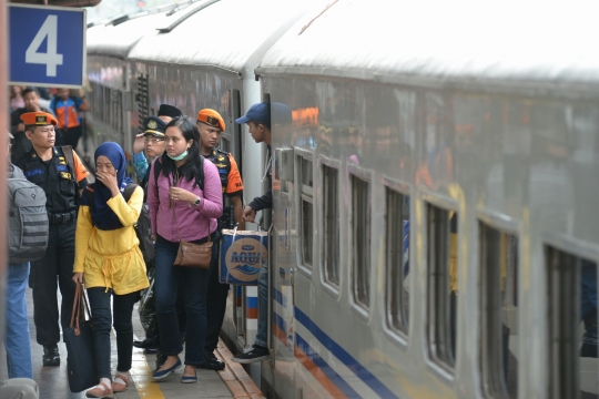 Arus balik Lebaran, ribuan pemudik tiba di Stasiun Pasar Senen