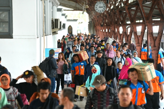 Arus balik Lebaran, ribuan pemudik tiba di Stasiun Pasar Senen