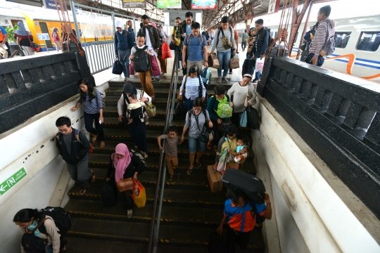 Arus balik Lebaran, ribuan pemudik tiba di Stasiun Pasar Senen