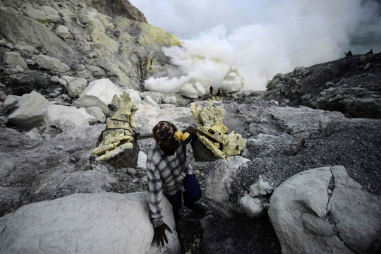 Perjuangan warga kaki Gunung Ijen bertahan hidup dari belerang