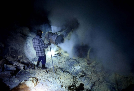 Perjuangan warga kaki Gunung Ijen bertahan hidup dari belerang