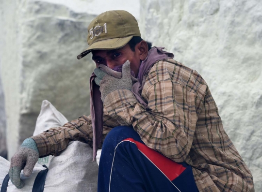 Perjuangan warga kaki Gunung Ijen bertahan hidup dari belerang