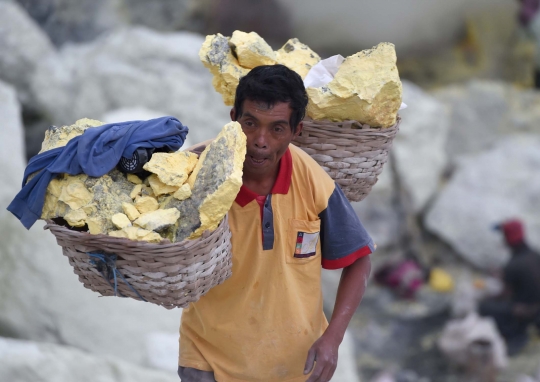 Perjuangan warga kaki Gunung Ijen bertahan hidup dari belerang