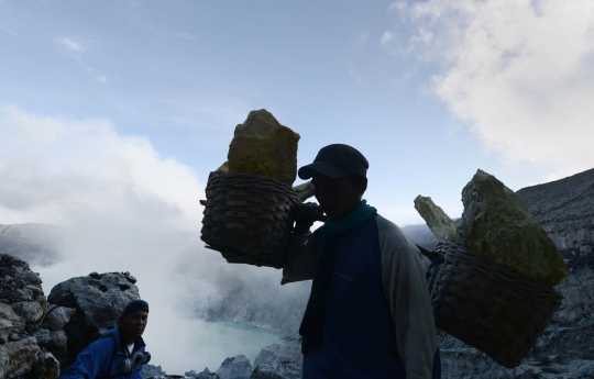 Perjuangan warga kaki Gunung Ijen bertahan hidup dari belerang