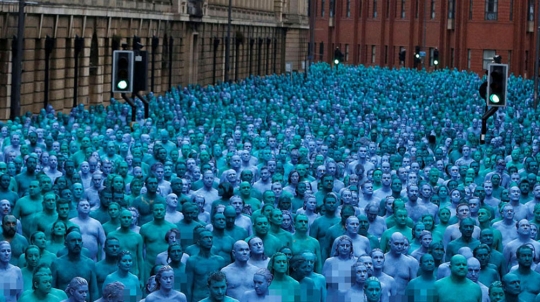 Ribuan orang di Inggris ini rela bugil demi karya seni