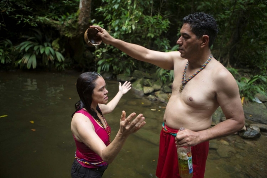 Intip ritual keagamaan penuh mistis di tengah hutan Venezuela