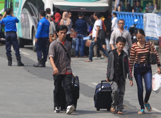 Puncak arus balik, pemudik padati Terminal Kampung Rambutan