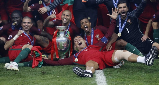 Kemeriahan Ronaldo dkk angkat trofi Piala EURO 2016