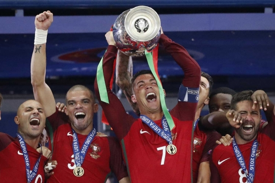 Kemeriahan Ronaldo dkk angkat trofi Piala EURO 2016